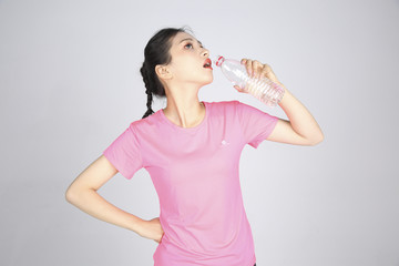 运动后喝水的女性