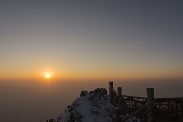 峨眉山日出