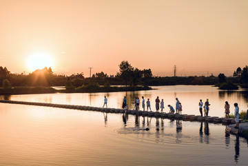 夕阳 湖泊 戏水