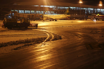 沈阳机场 夜航 大雪 春秋航空