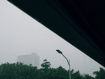 倾盆大雨