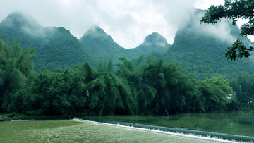 烟雨蒙蒙峰峦叠嶂漓江风光