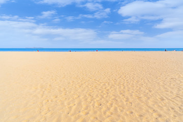 晴朗的天空下的大海海滩