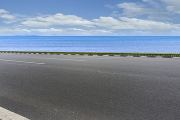 城市道路沥青路面和大海背景