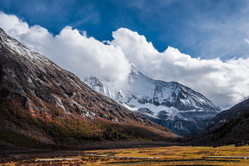 高原雪山