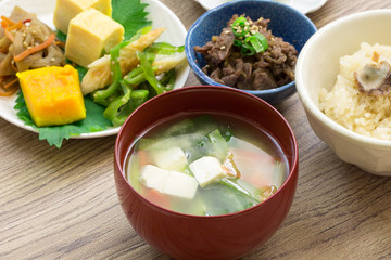 日料套餐 豆腐蔬菜味增汤