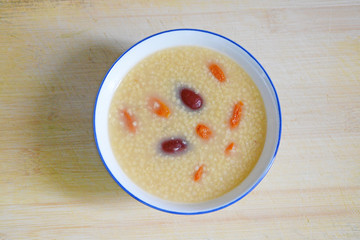红枣枸杞小米粥