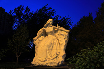和平少女雕塑