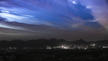 山间夜景