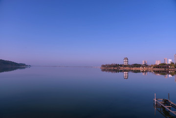 平静的湖面 水天一色