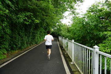 竹林里跑步