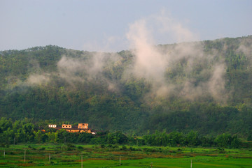 山村雨后