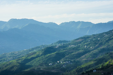 崇山峻岭 山村