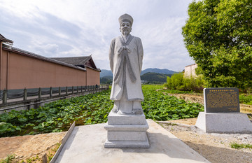 鲤鱼溪石雕像