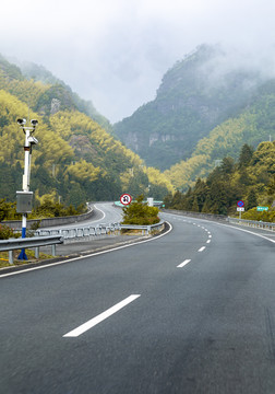 公路 青山 转弯处 丘陵