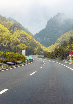 公路 青山 转弯处