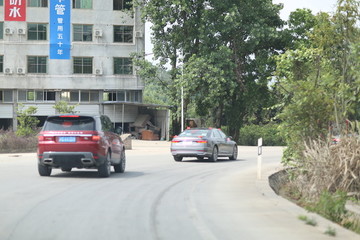 公路上的汽车