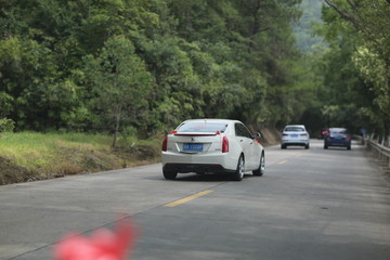 公路上的汽车