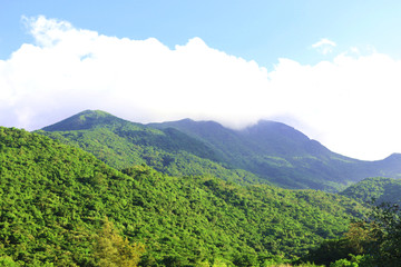 山峰云雾缭绕