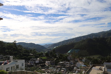 蓝天白云 村庄 人家 大山 山