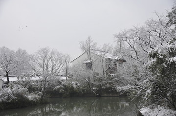 临水的小屋都是积雪