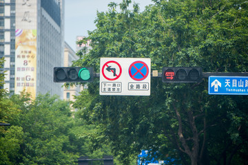道路指示牌 指示牌 红绿灯 信