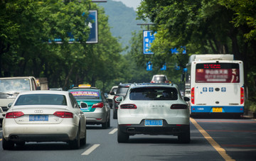 天目山路 车流 拥挤的车流 杭