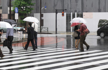 雨中行人 人行道