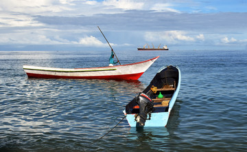 海浪中的小船