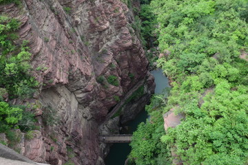 红石峡山谷悬崖