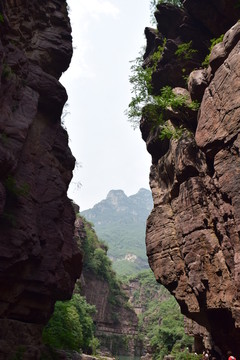 红石峡悬崖峭壁