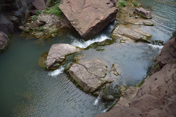 小溪流水奇石