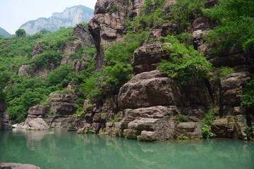 红石峡峡谷青山绿水