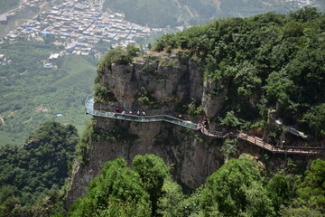 云台山茱萸峰玻璃栈道