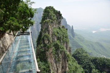 云台山茱萸峰悬崖峭壁玻璃走道