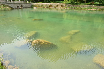 清澈的湖水