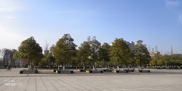 蓝天下的市民广场