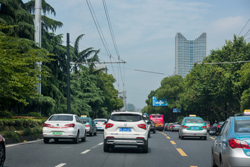 天目山路 车流 拥挤的车流 杭