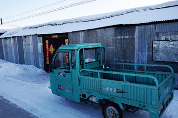 市郊农家门口农用车