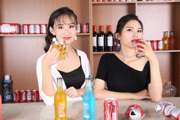 两个性感酒吧女郎