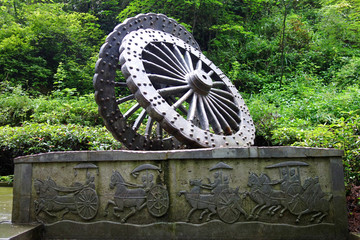 马车轮子雕塑