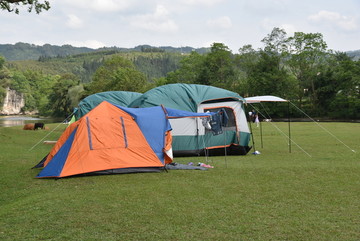 草地 帐篷