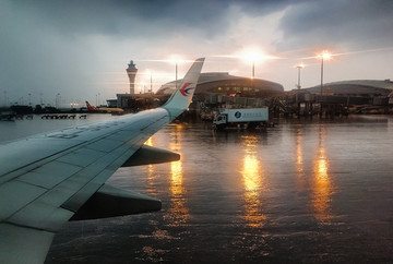 大雨中的机场