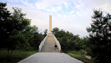 陕甘边革命根据地英雄纪念碑