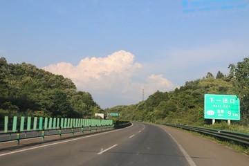 高速和云彩