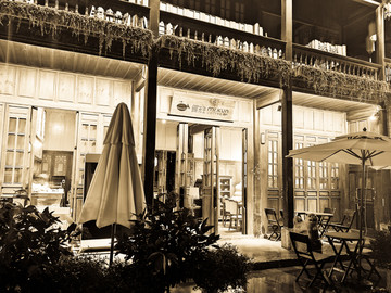 昆明老街雨夜景观咖啡馆