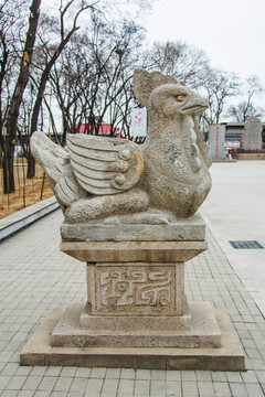 古代神鸟三头鸟右侧全景雕塑
