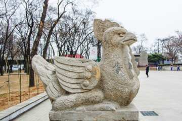 古代神鸟三头鸟右侧全身雕像