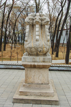 古代神鸟三头鸟正面全景雕塑