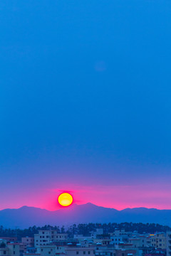 城市 遠山 夕陽西下